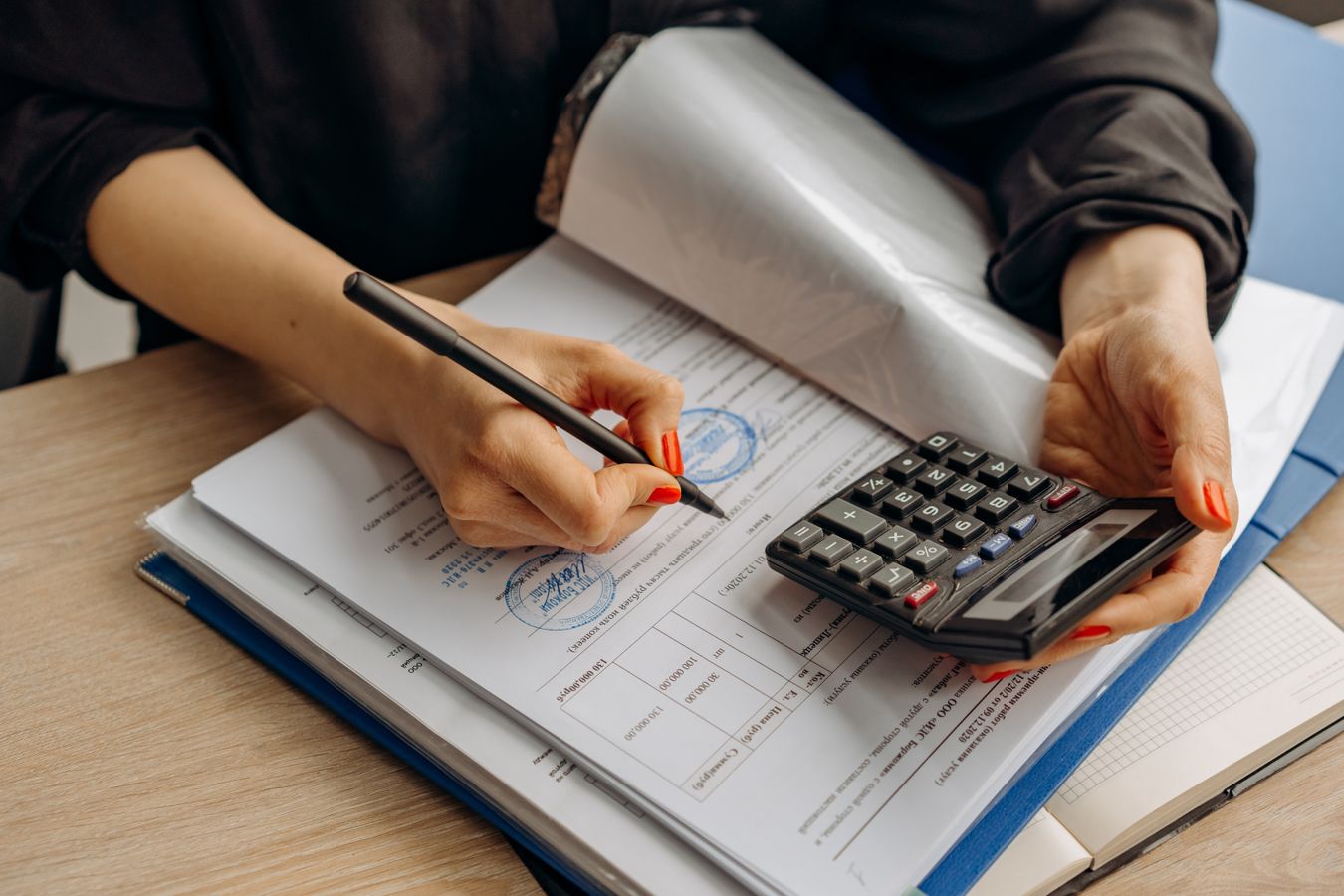 Revisión de documentos contables con calculadora